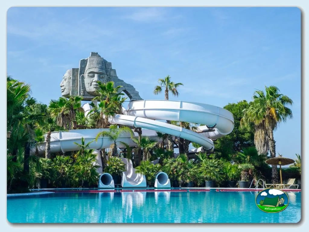 Piscina con toboganes y estatua monumental del Camping Alannia Costa Blanca, Crevillente (Alicante)