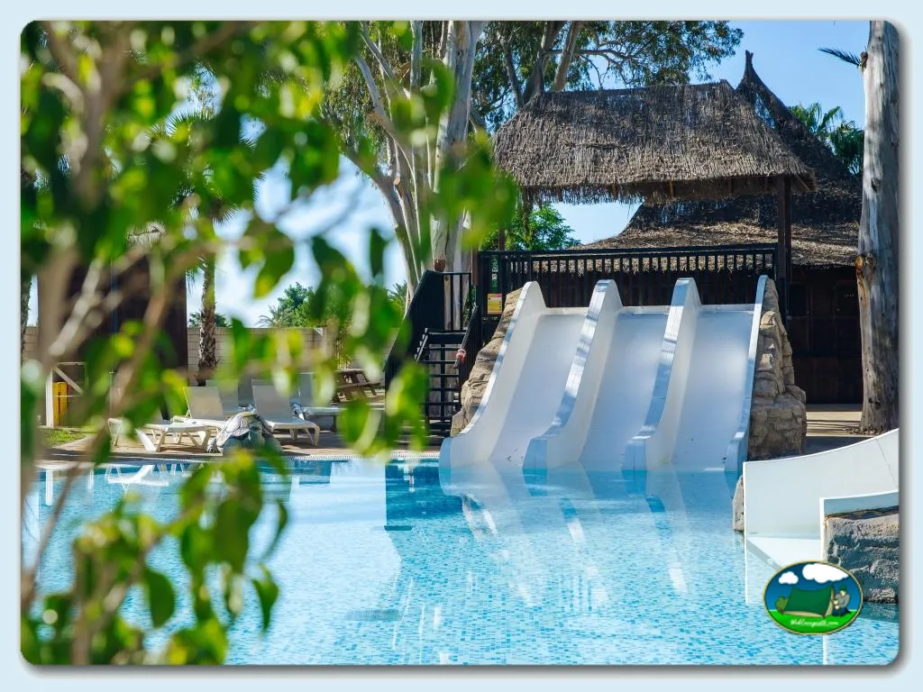 Piscina con tobogán y parque infantil del Camping Alannia Costa Blanca, Crevillente (Alicante)