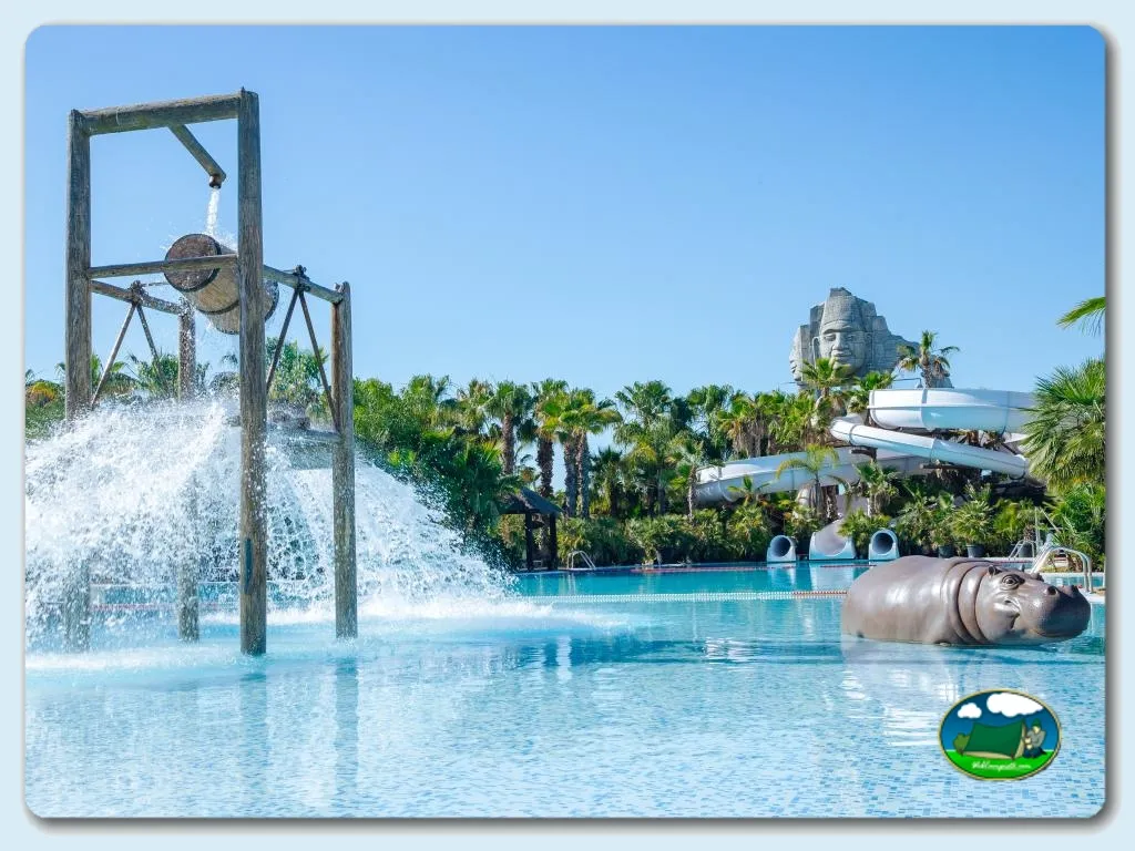 Piscina con tobogán y parque acuático infantil del Camping Alannia Costa Blanca, Crevillente (Alicante)