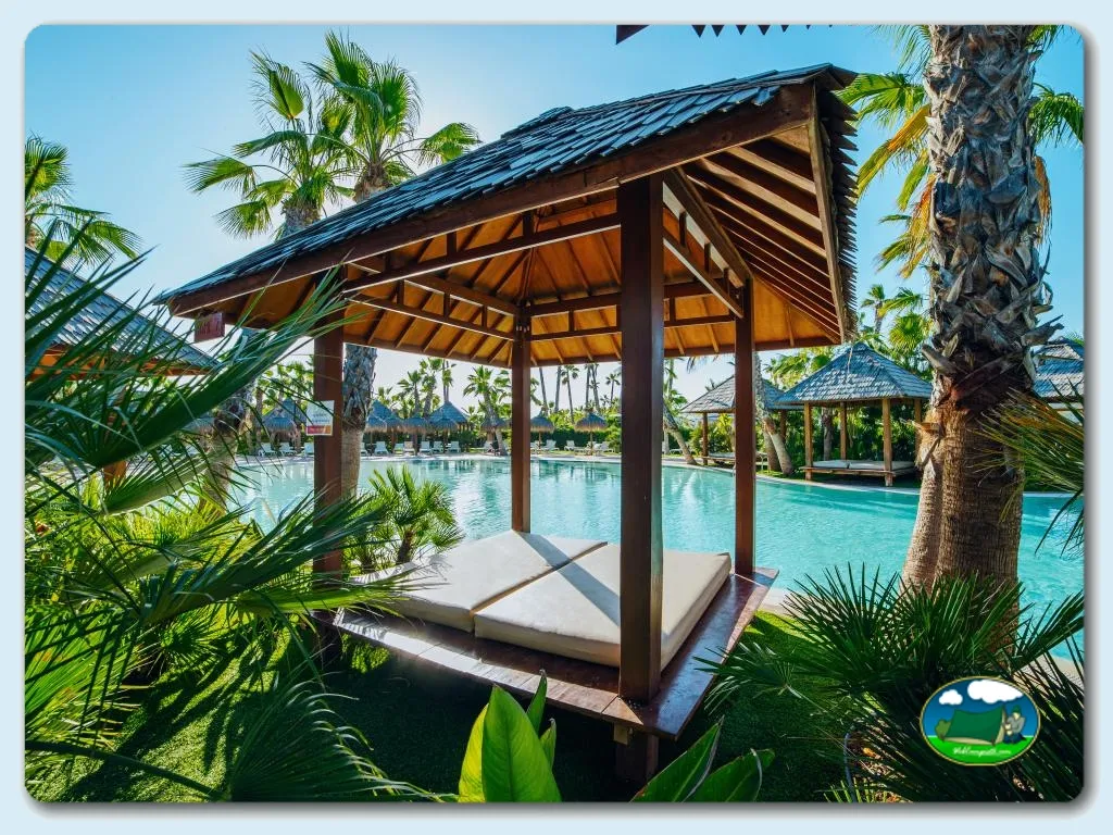 Piscina con glamping y vistas tropicales del Camping Alannia Costa Blanca, Crevillente (Alicante)