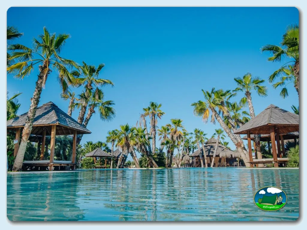 Piscina con vistas tropicales y cabanas del Camping Alannia Costa Blanca, Crevillente (Alicante)