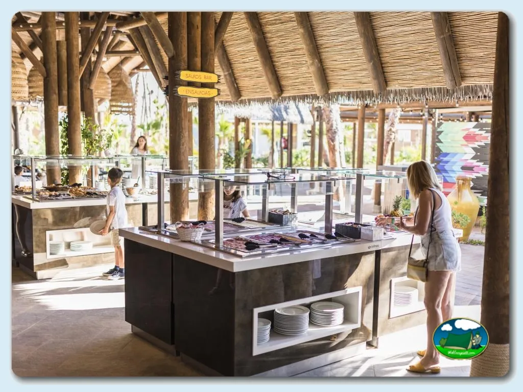 Restaurante con barra de ensaladas y vistas al exterior del Camping Alannia Costa Blanca, Crevillente (Alicante)
