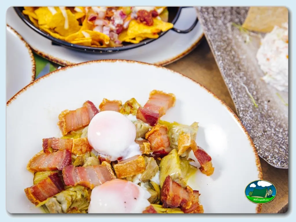 Restaurante plato huevos bacon del Camping Alannia Costa Blanca, Crevillente (Alicante)