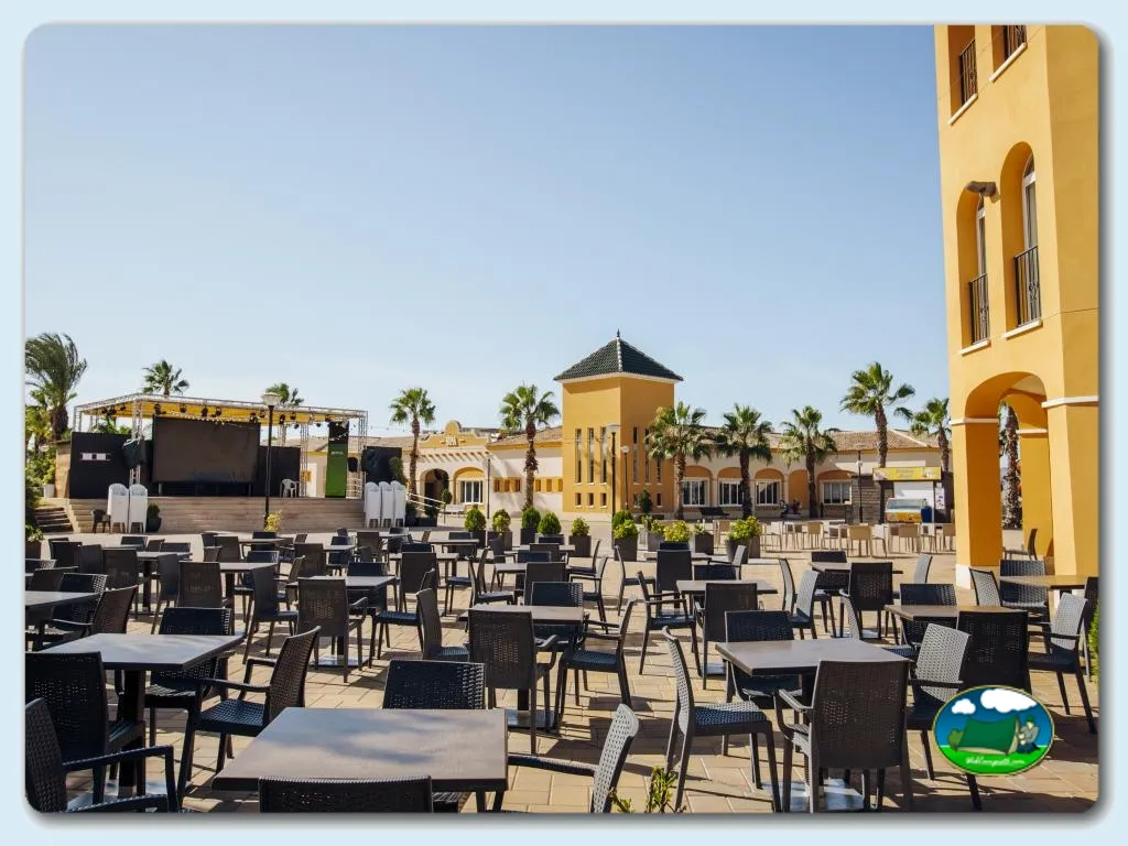 Restaurante bar con vistas al recinto del Camping Alannia Costa Blanca, Crevillente (Alicante)