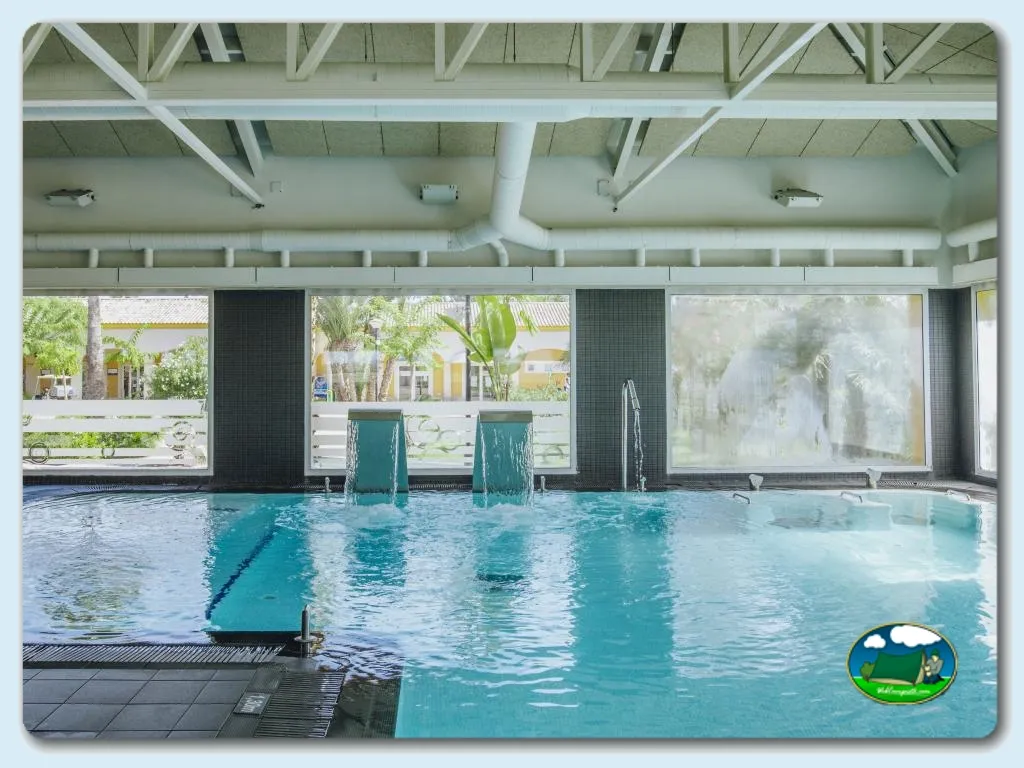 Piscina climatizada cubierta con toboganes del Camping Alannia Costa Blanca, Crevillente (Alicante)