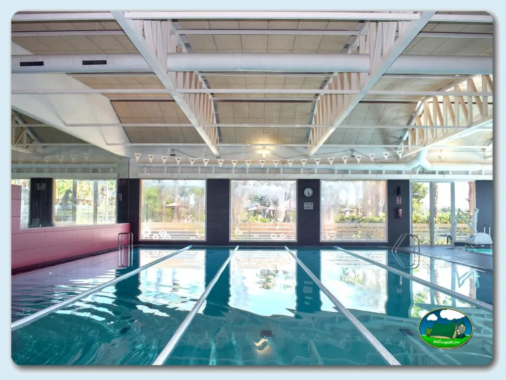 Piscina cubierta climatizada con vistas al jardín del Camping Alannia Costa Blanca, Crevillente (Alicante)