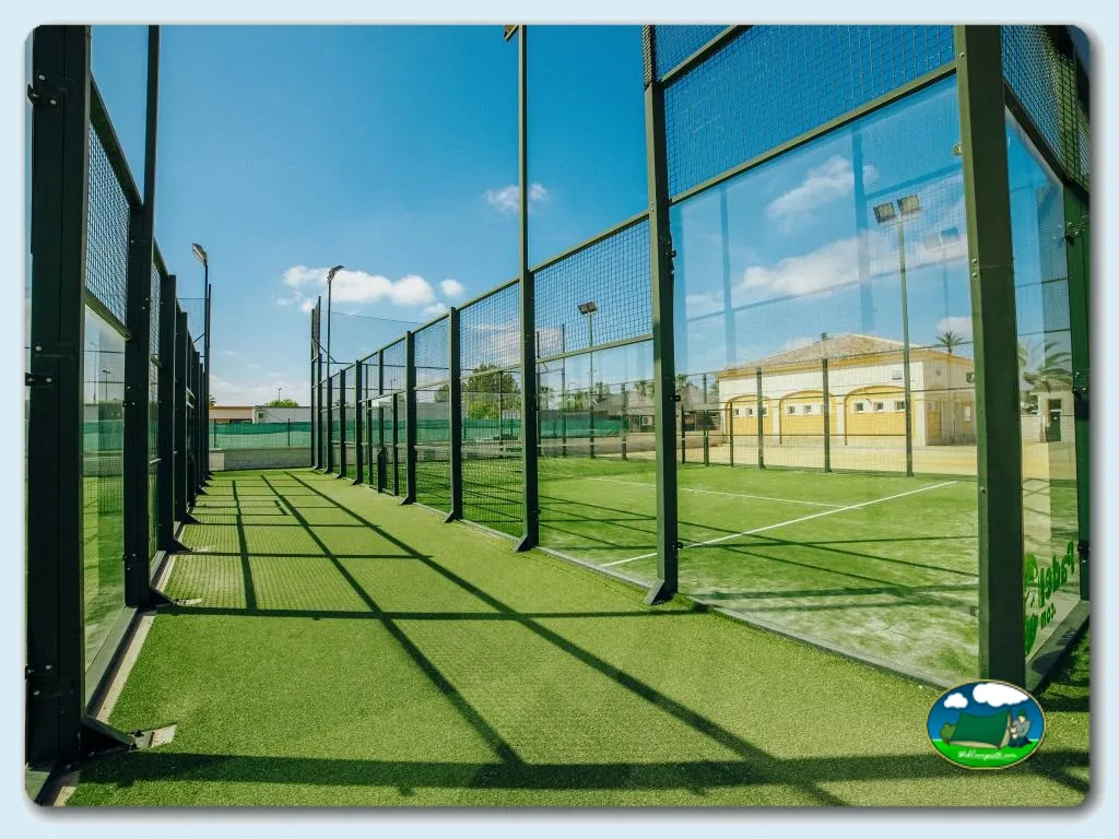 Pista de pádel con vistas al recinto del Camping Alannia Costa Blanca, Crevillente (Alicante)