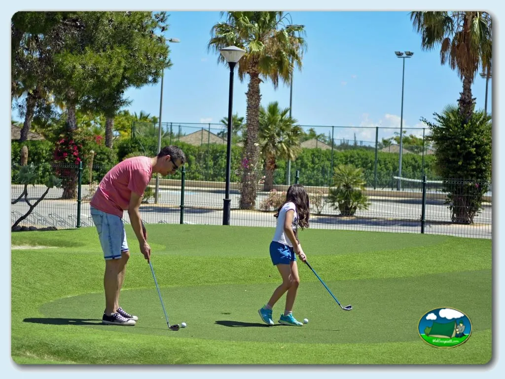 Minigolf con vistas a la montaña, adulto y niña jugando del Camping Alannia Costa Blanca, Crevillente (Alicante)