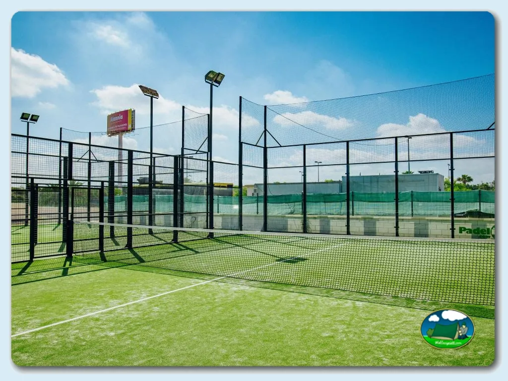 Pistas de pádel con iluminación del Camping Alannia Costa Blanca, Crevillente (Alicante)