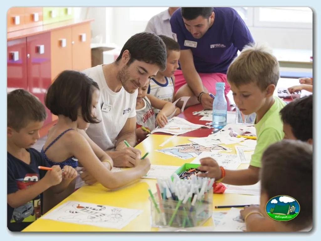Parque infantil actividad de dibujo con monitores del Camping Alannia Costa Blanca, Crevillente (Alicante)