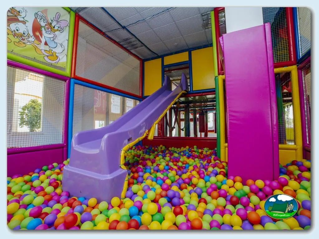 Parque infantil cubierto con tobogán y piscina de bolas del Camping Alannia Costa Blanca, Crevillente (Alicante)