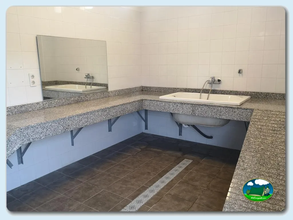 Aseos con lavabos y espejo del Camping Alannia Costa Blanca, Crevillente (Alicante)
