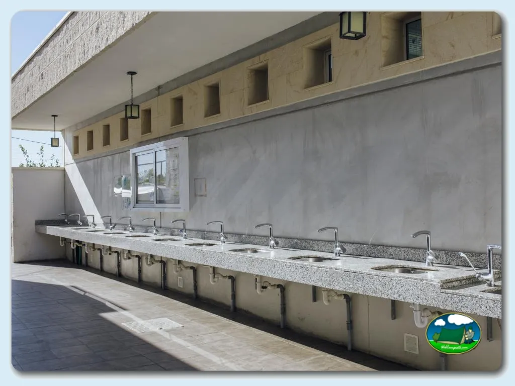 Aseos del recinto del Camping Alannia Costa Blanca, Crevillente (Alicante)