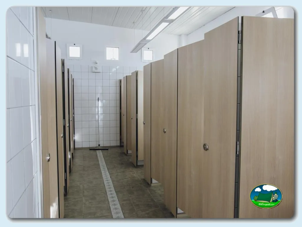 Aseos con duchas del Camping Alannia Costa Blanca, Crevillente (Alicante)
