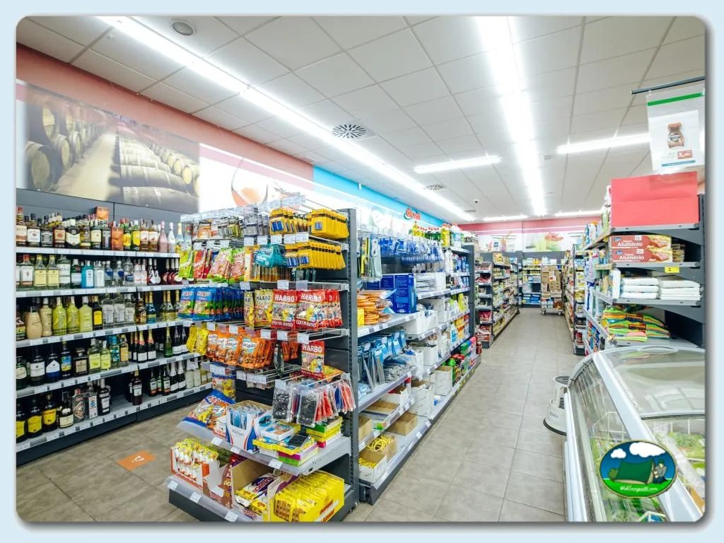 Supermercado interior con pasillos y estanterías del Camping Alannia Costa Blanca, Crevillente (Alicante)