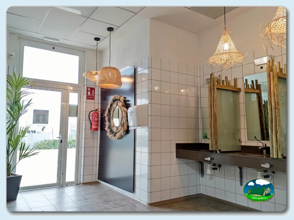 Aseos con lavabos y decoración moderna del Camping Alannia Costa Blanca, Crevillente (Alicante)