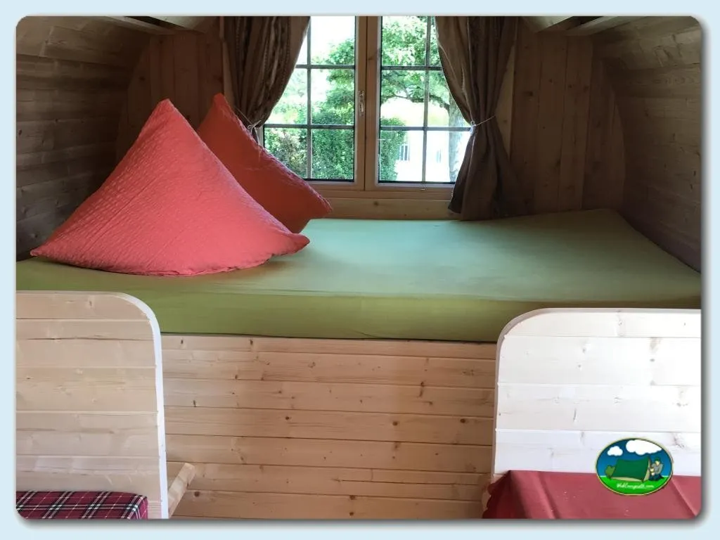 seis igl&uacute;s de madera en Camping Lazy Rancho - Family and Adventure, Suiza - imagen 2