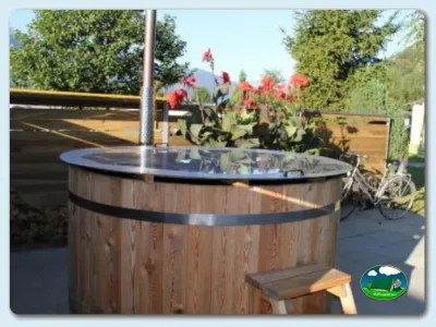Jacuzzi de madera con vistas a jardín del Camping Lazy Rancho, Unterseen (Interlaken)