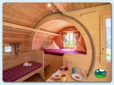 Glamping tipi interior con cama doble y zona infantil del Camping Lazy Rancho, Unterseen (Interlaken)