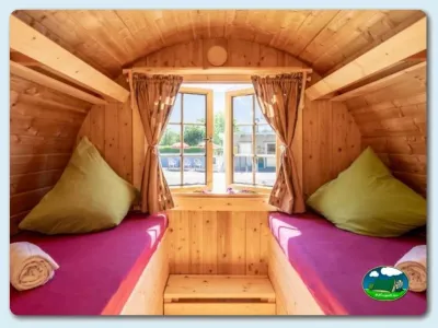 Glamping interior cabaña madera dos camas del Camping Lazy Rancho, Unterseen (Interlaken)
