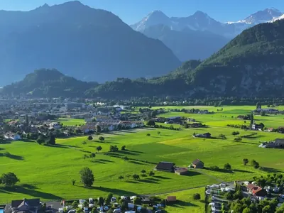 Montaña con valle y parcelas del Camping Lazy Rancho, Unterseen (Interlaken)