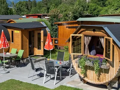 Glamping cabaña de madera con terraza y sombrilla del Camping Lazy Rancho, Unterseen (Interlaken)