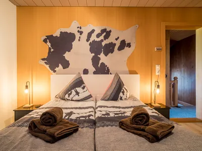 Glamping interior con cama doble y decoración temática del Camping Lazy Rancho, Unterseen (Interlaken)