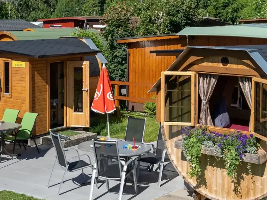 seis igl&uacute;s de madera en Camping Lazy Rancho, Suiza