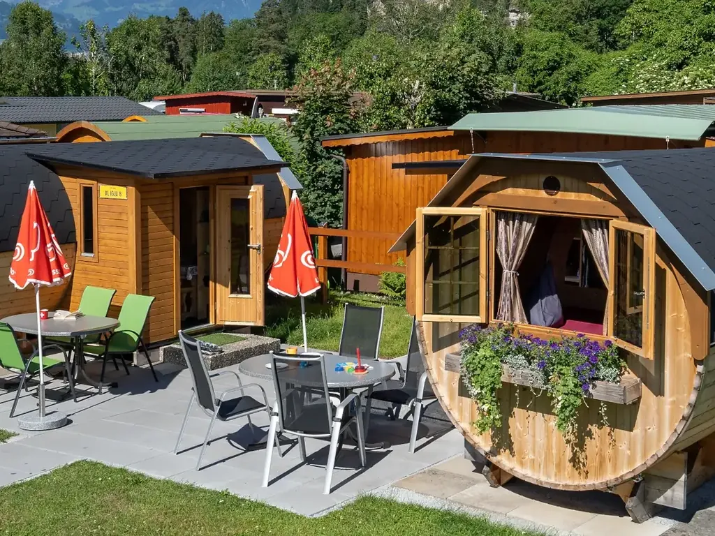 seis igl&uacute;s de madera en Camping Lazy Rancho, Suiza - imagen 2