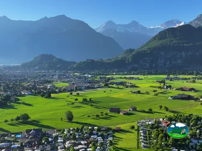 Valle de Interlaken y montañas desde Camping Lazy Rancho, Unterseen
