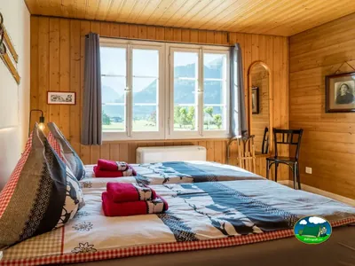 Habitación de madera con vistas a las montañas de Camping Lazy Rancho, Unterseen