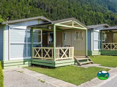 Bungalows con terrazas de madera de Camping Lazy Rancho, Unterseen