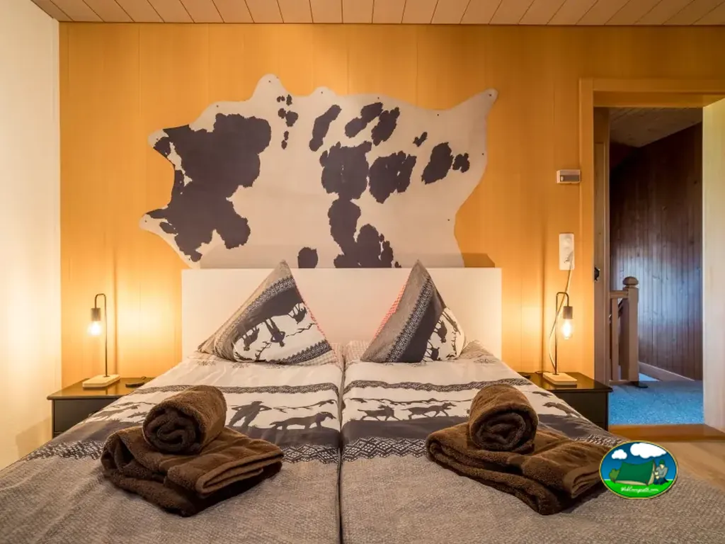 Dormitorio temático de Berg & Breakfast de Camping Lazy Rancho, Unterseen