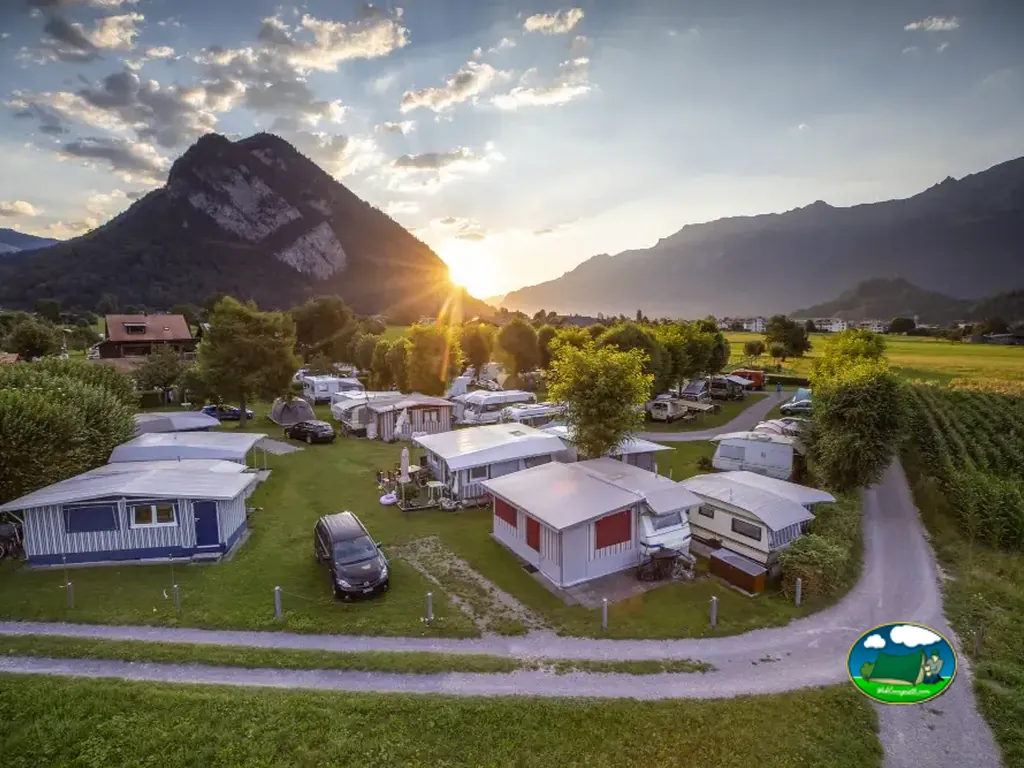 Parcelas Adults Only frente a las montañas al atardecer de Camping Lazy Rancho, Unterseen