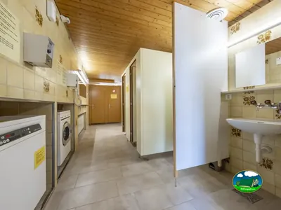 Sanitarios y lavandería del área Adults Only de Camping Lazy Rancho, Unterseen