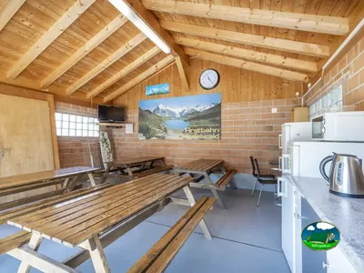 Sala común con cocina y televisión de Camping Lazy Rancho, Unterseen