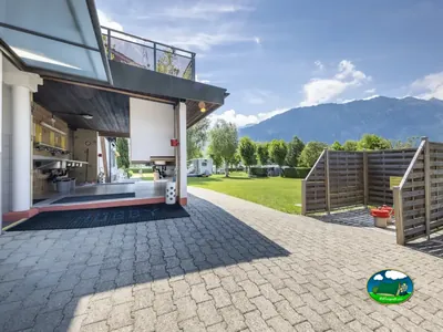 Edificio de servicios y terraza del área Adults Only de Camping Lazy Rancho, Unterseen
