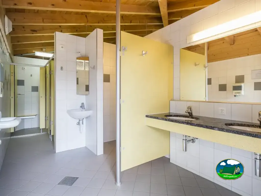 Sanitarios accesibles del área Family & Adventure de Camping Lazy Rancho, Unterseen