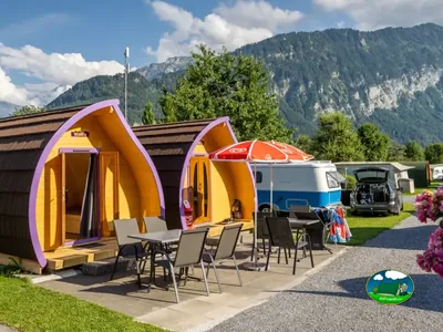 Iglús de madera de lujo con terraza de Camping Lazy Rancho, Unterseen