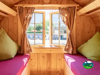 Interior de iglú XL con camas y ventana de Camping Lazy Rancho, Unterseen