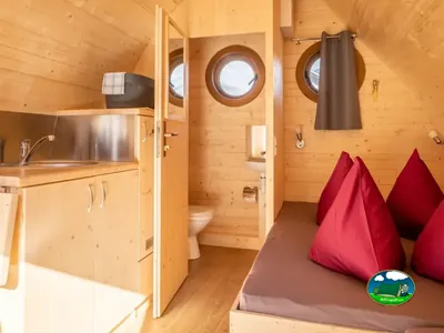 Interior de iglú de lujo con cocina y baño de Camping Lazy Rancho, Unterseen