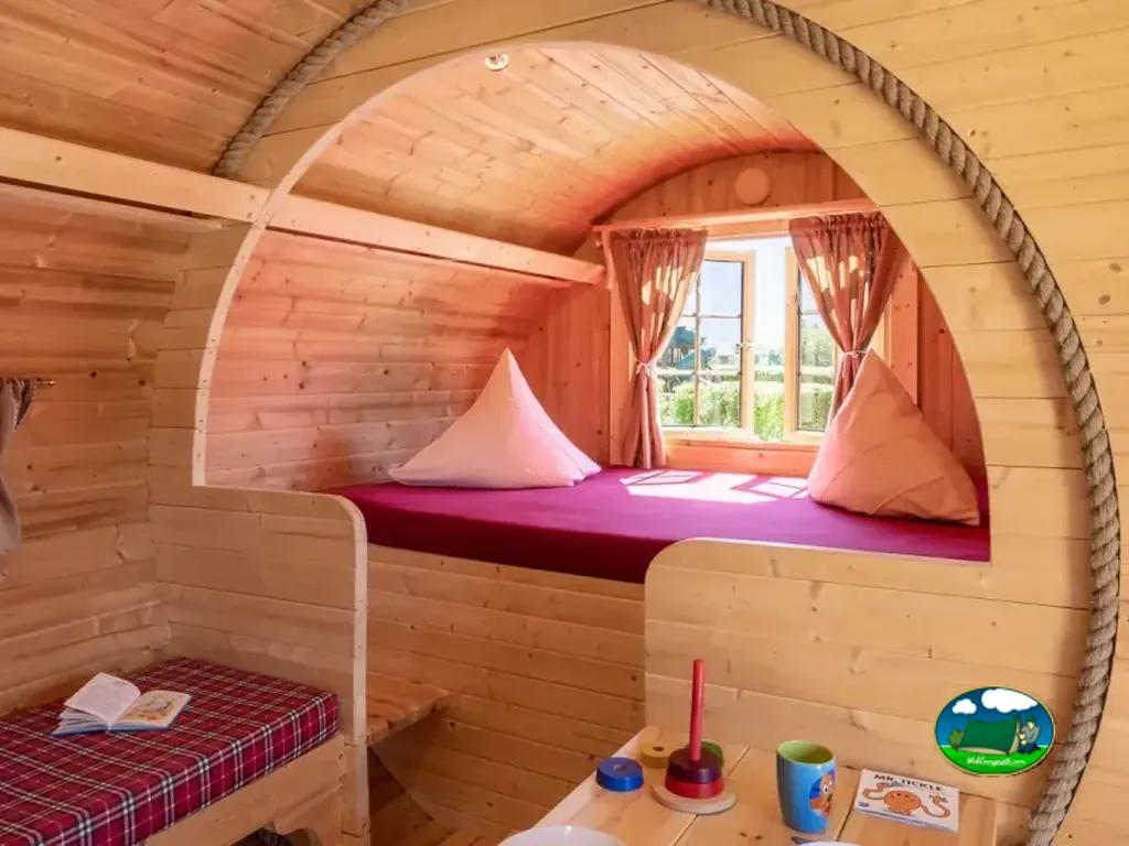 Iglú XL con literas y ventana panorámica de Camping Lazy Rancho, Unterseen