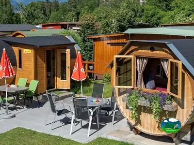 Iglús de madera con terrazas y sombrillas de Camping Lazy Rancho, Unterseen