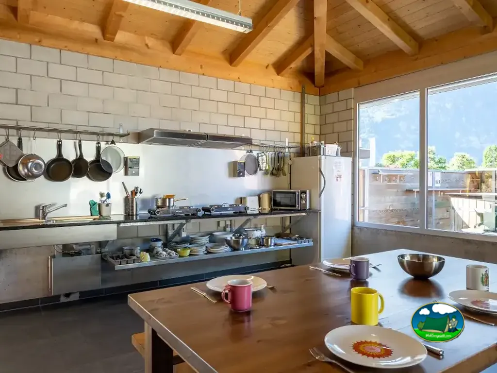 Cocina comunitaria con vistas a las montañas de Camping Lazy Rancho, Unterseen