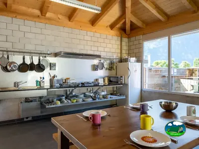Cocina comunitaria con vistas a las montañas de Camping Lazy Rancho, Unterseen