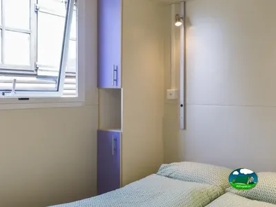 Dormitorio de un bungalow de Camping Lazy Rancho, Unterseen