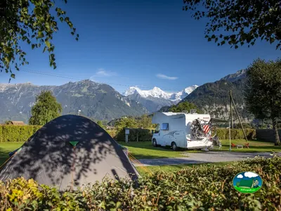 Tienda y autocaravana en una parcela Family de Camping Lazy Rancho, Unterseen