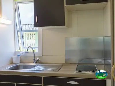 Cocina equipada de un bungalow de Camping Lazy Rancho, Unterseen