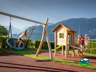 Parque infantil con columpio y tirolina de Camping Lazy Rancho, Unterseen