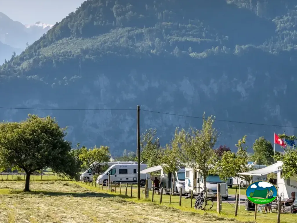 Autocaravanas y caravanas en parcelas Adults Only de Camping Lazy Rancho, Unterseen
